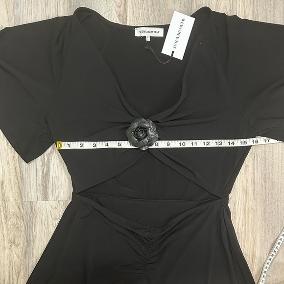 NWT WeWoreWhat Black Asymmetrical Cutout Dress Short Sleeve Flower Pin Size L - Picture 3 of 10
